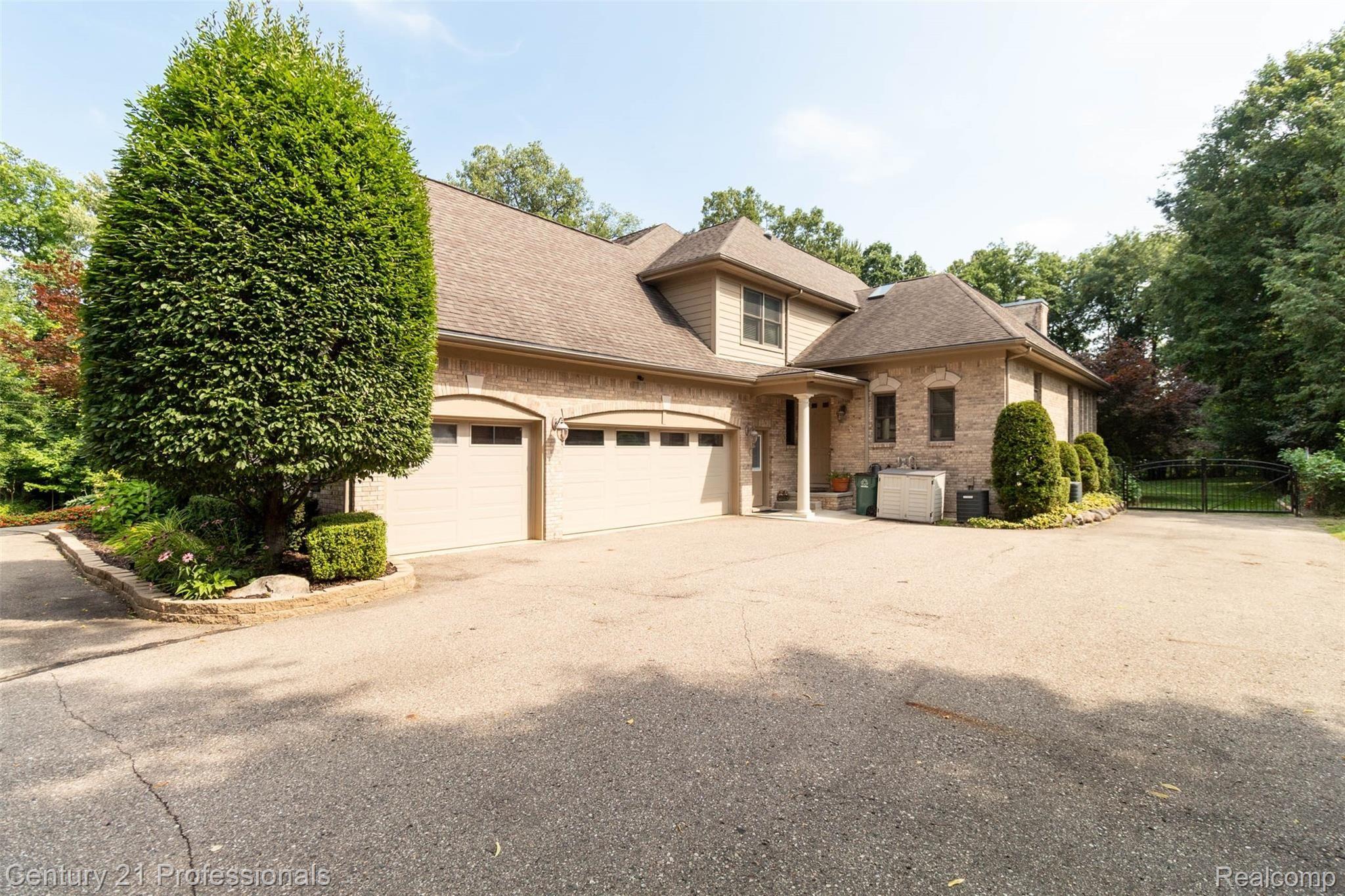 524 Trinway Road Troy, MI 48085 - Photo 5 of 75 3-Car Garage and Drive Way