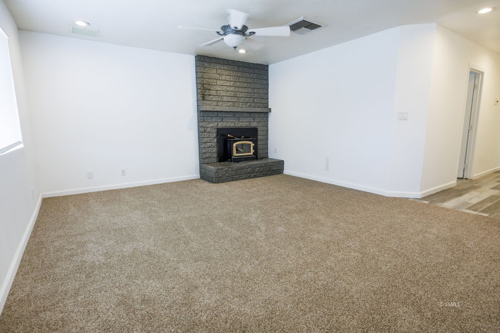 935 West Upjohn Avenue Ridgecrest, CA 93555 - Photo 3 of 40