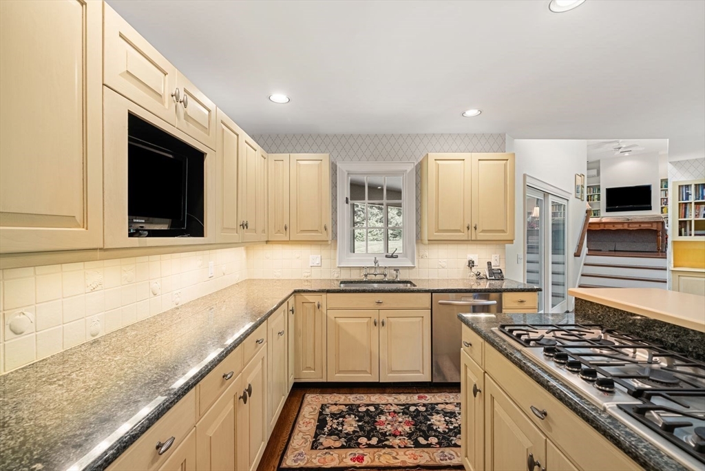 18 Phillips Pond Road, Unit 18 Natick, MA 01760 - Photo 5 of 41