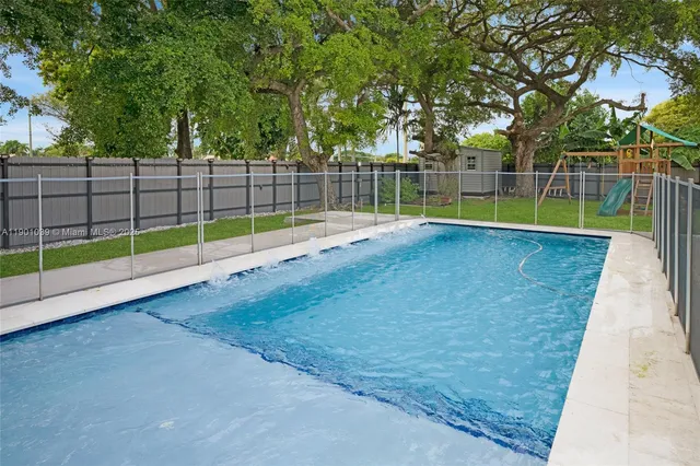 a view of a backyard