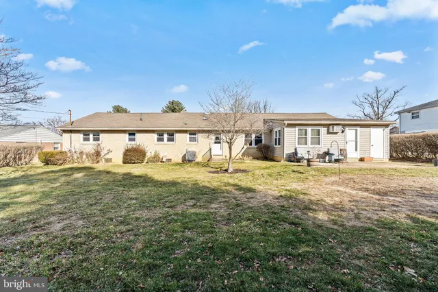 a view of a livingroom with furniture and a livingroom