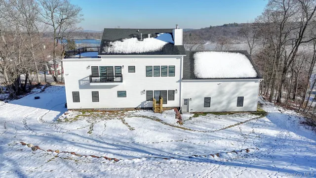 a picture of city view with lake view