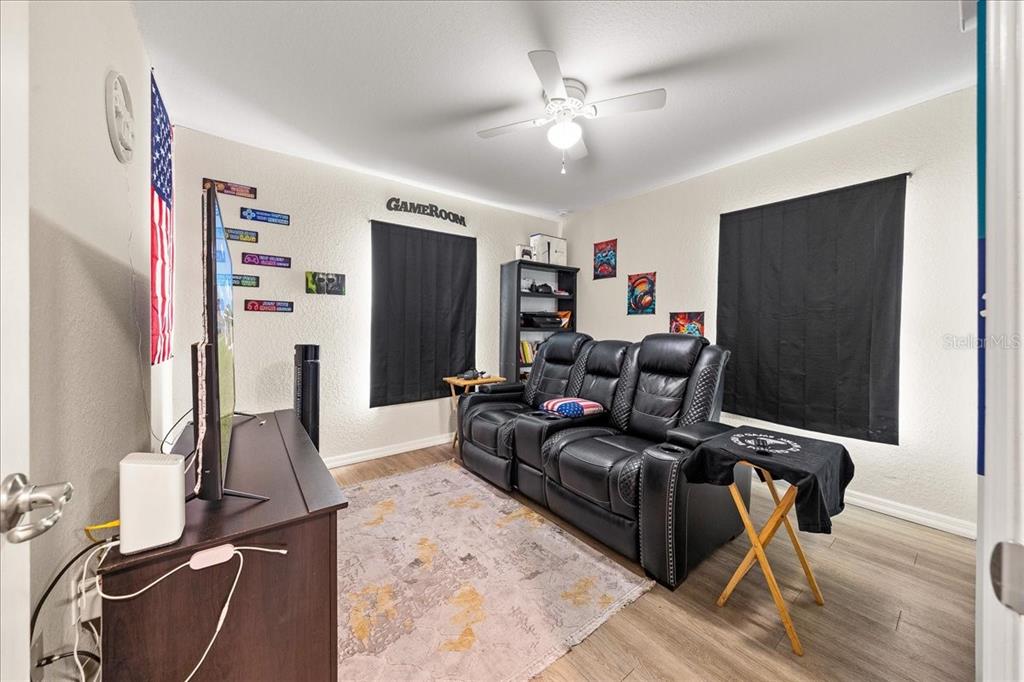 19 Juniper Loop Run Ocala, FL 34480 - Photo 17 of 42 a living room with furniture gym equipment and a flat screen tv