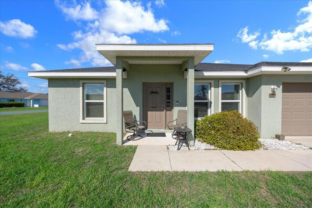 19 Juniper Loop Run Ocala, FL 34480 - Photo 2 of 42 a front view of a house with garden