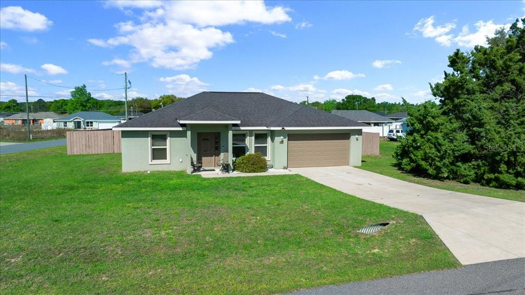 19 Juniper Loop Run Ocala, FL 34480 - Photo 35 of 42 a front view of a house with a garden
