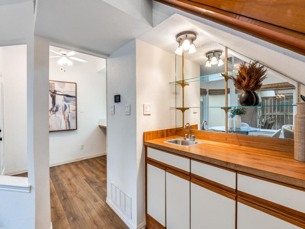 18040 Midway Road, Unit 189 Dallas, TX 75287 - Photo 10 of 28 Full bath featuring vanity, ensuite bath, dark wood-style flooring, and ceiling fan