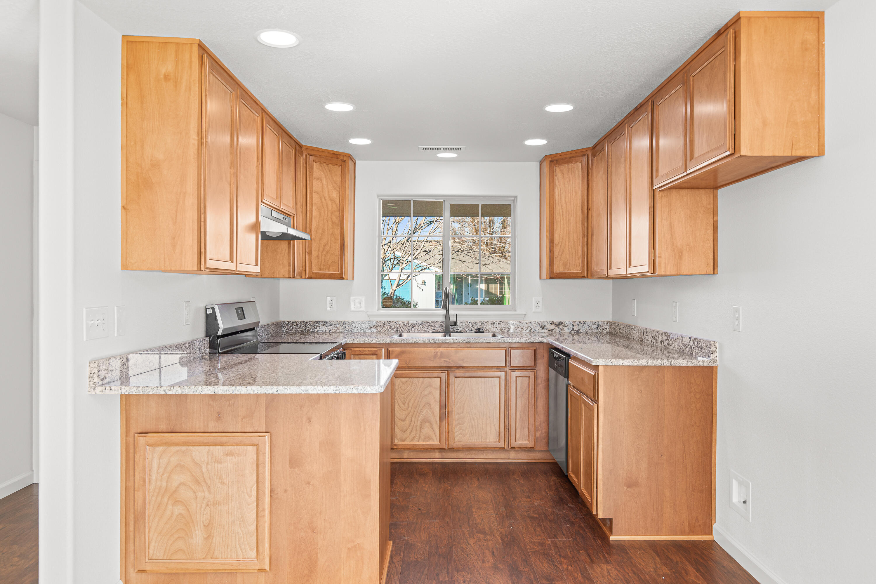 656 Andrea Way Eagle Point, OR 97524 - Photo 5 of 25 9R9A2658