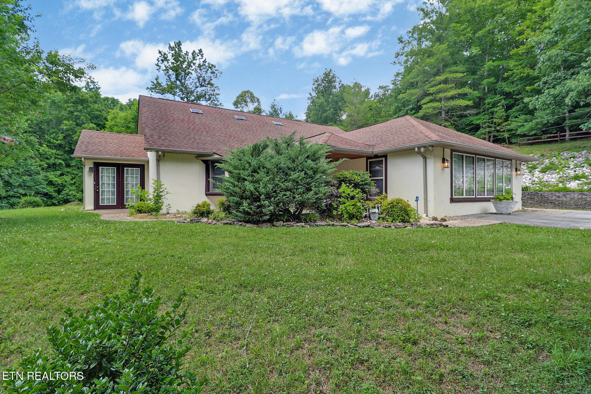 395 Ashley Lane Oneida, TN 37841 - Photo 3 of 40