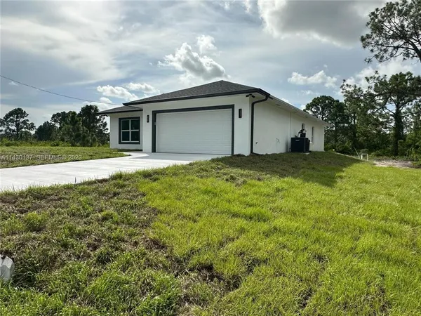$2,700 | 1125 Milwaukee Boulevard, Lehigh Acres, FL 33974