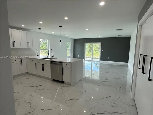 $2,700 | 1125 Milwaukee Boulevard, Lehigh Acres, FL 33974