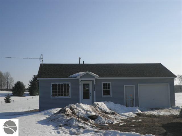 8377 North Long Lake Road Traverse City, MI 49685 - Photo 4 of 15 1713052-3.JPG