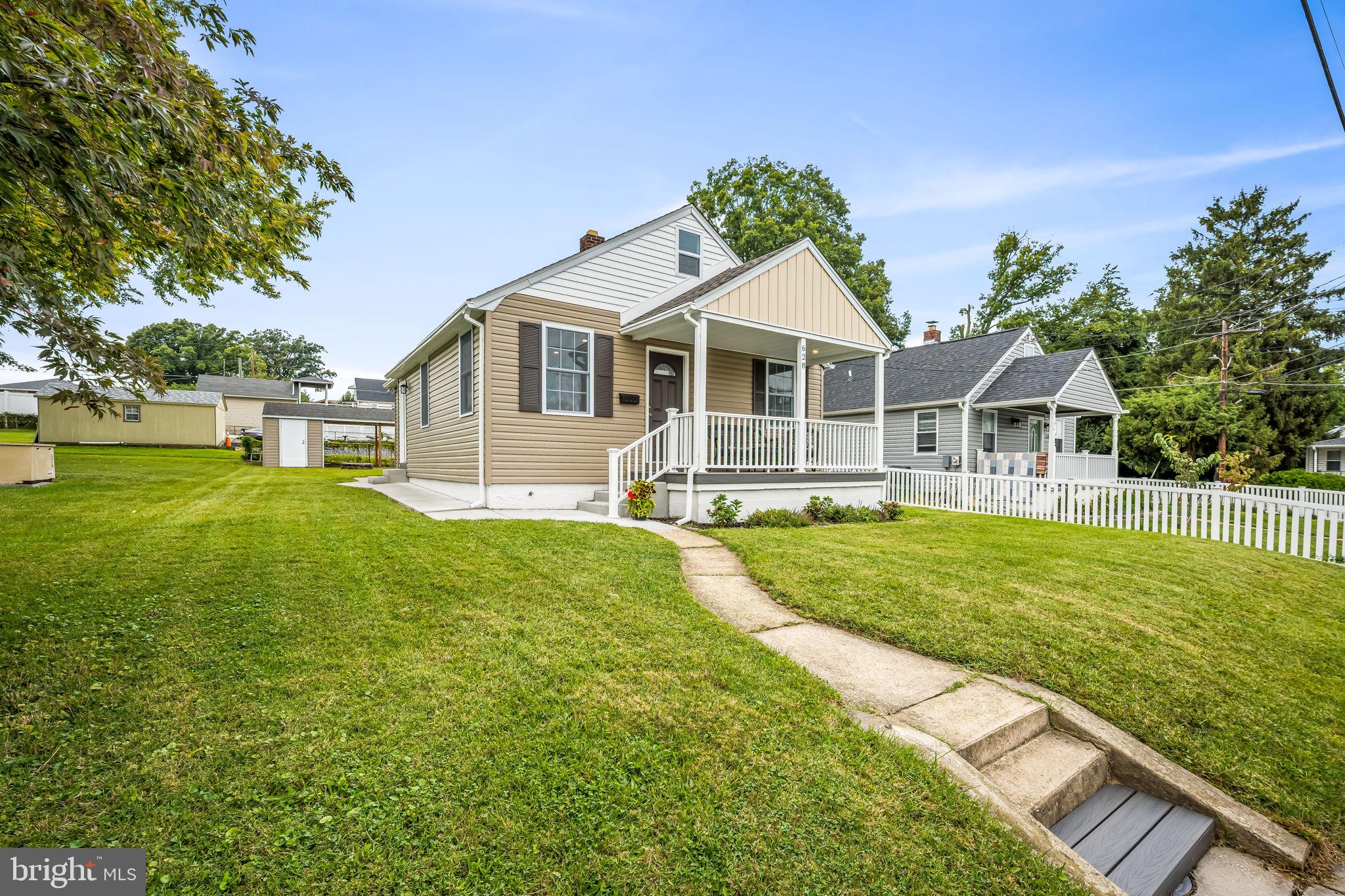 628 North Stuart Street Baltimore, MD 21221 - Photo 3 of 39 a front view of a house with garden