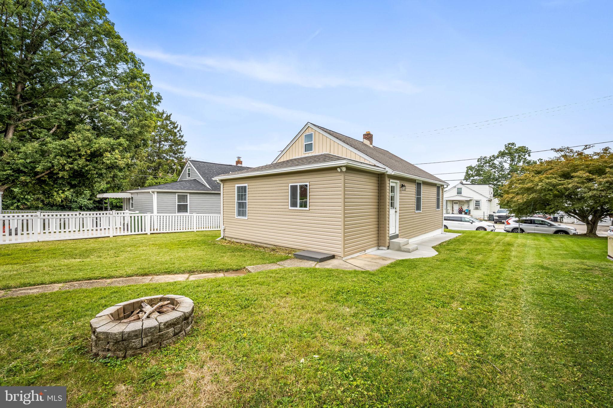 628 North Stuart Street Baltimore, MD 21221 - Photo 32 of 39 a front view of a house with garden