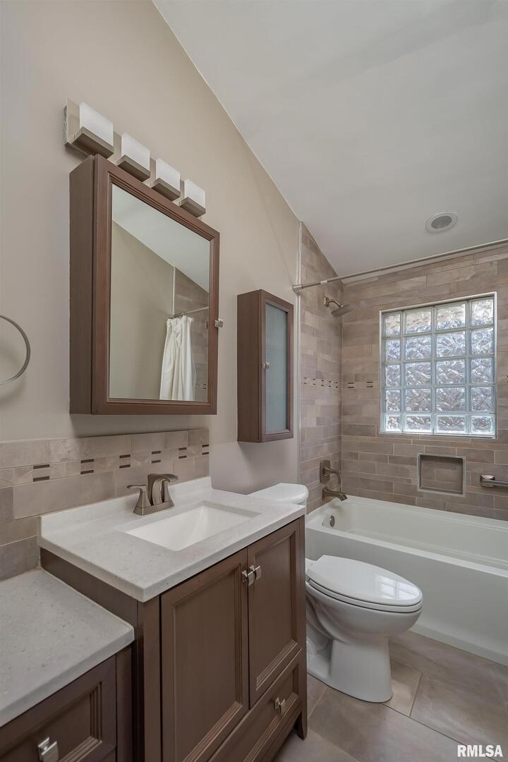 4640 5th Avenue Moline, IL 61265 - Photo 39 of 44