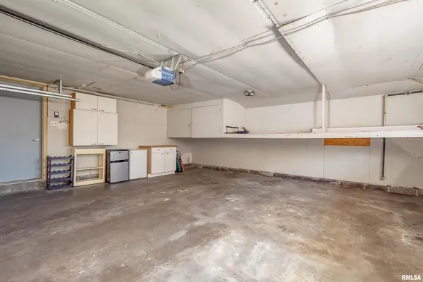 $2,300 | 4640 5th Avenue, Moline, IL 61265