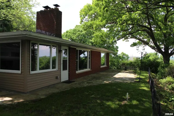 $2,300 | 4640 5th Avenue, Moline, IL 61265