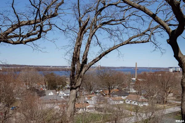 $2,300 | 4640 5th Avenue, Moline, IL 61265