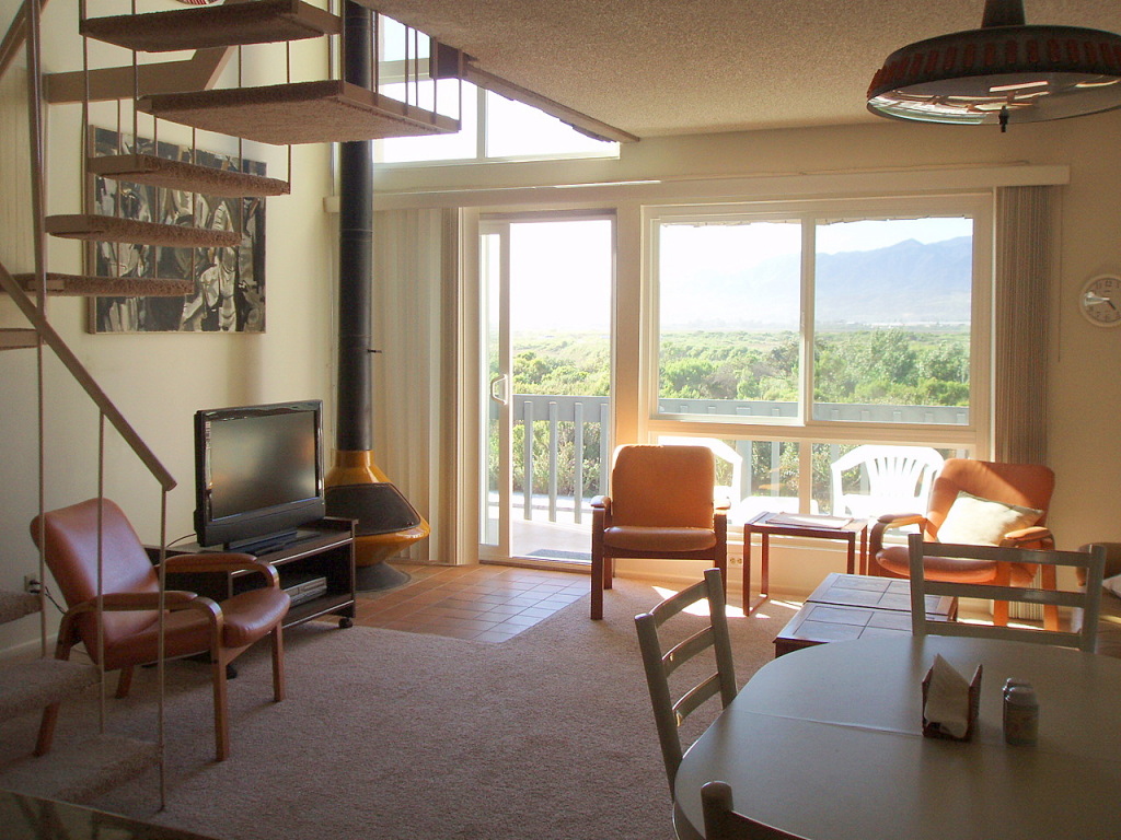 4700 Sandyland Road, Unit 25 Carpinteria, CA 93013 - Photo 3 of 11 Living Room
