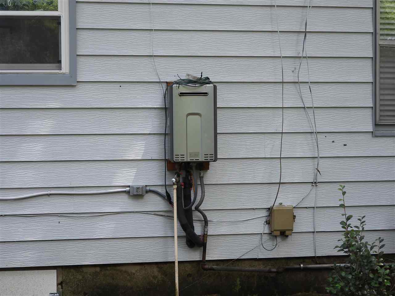 965 Tatum Road Memphis, TN 38122 - Photo 3 of 23 This gas water heater reduces your utility bill drastically!