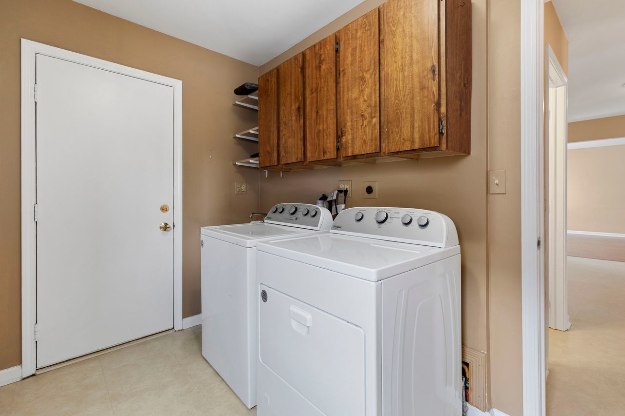 681 Randi Lane Hoffman Estates, IL 60169 - Photo 14 of 33 a utility room with dryer and washer
