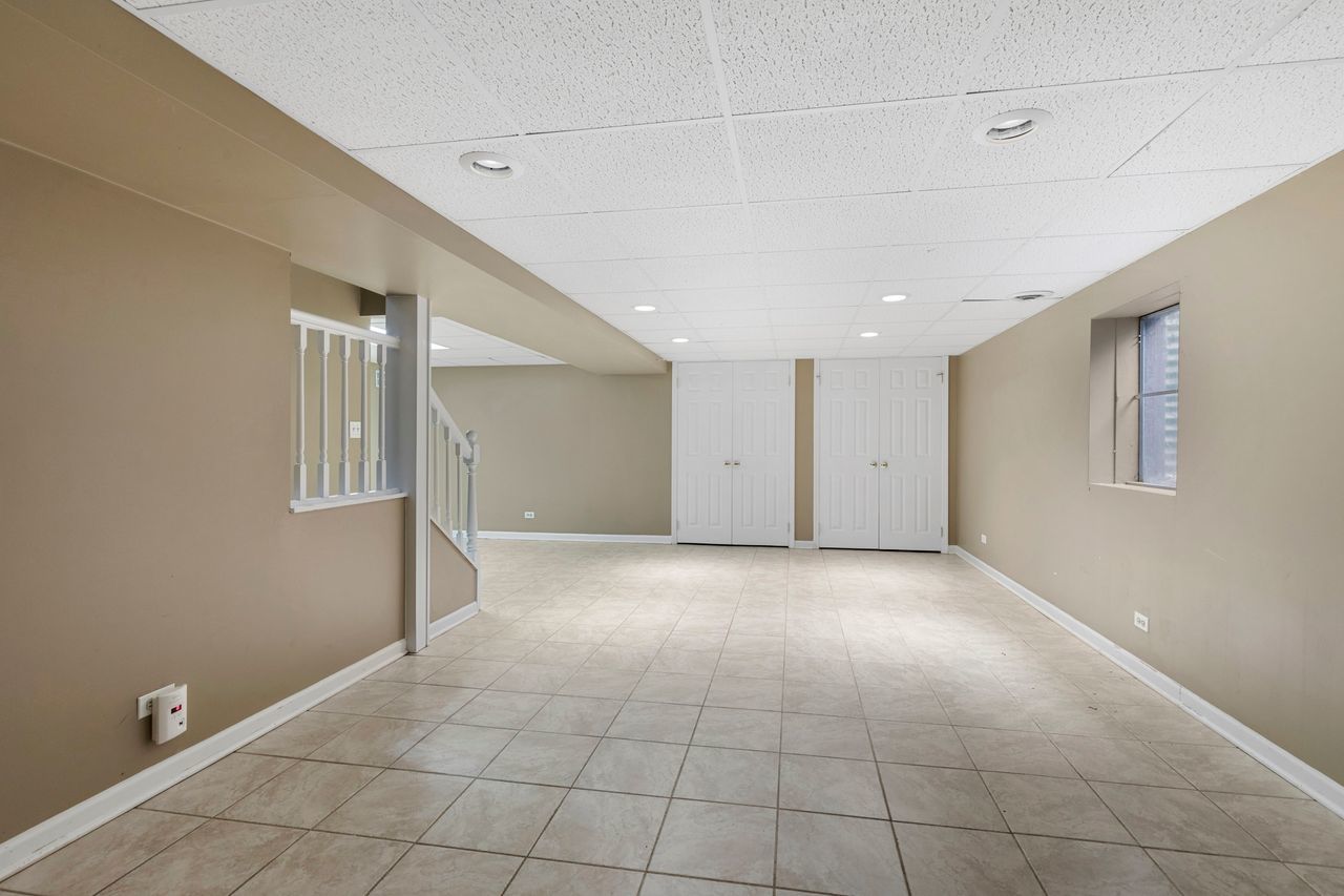 681 Randi Lane Hoffman Estates, IL 60169 - Photo 27 of 33 a view of an empty room with a window
