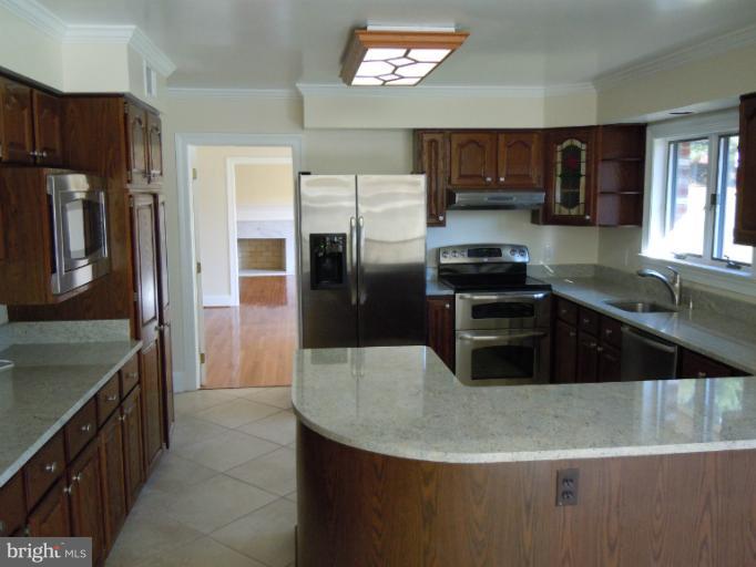 1112 Hawlings Road Brookeville, MD 20833 - Photo 6 of 30 Kitchen with new granite counters & appliances