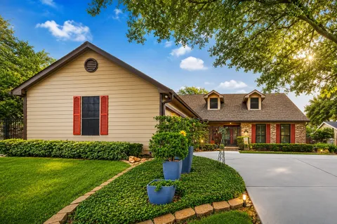 $532,000 | 303 Longview Drive, Sugar Land, TX 77478
