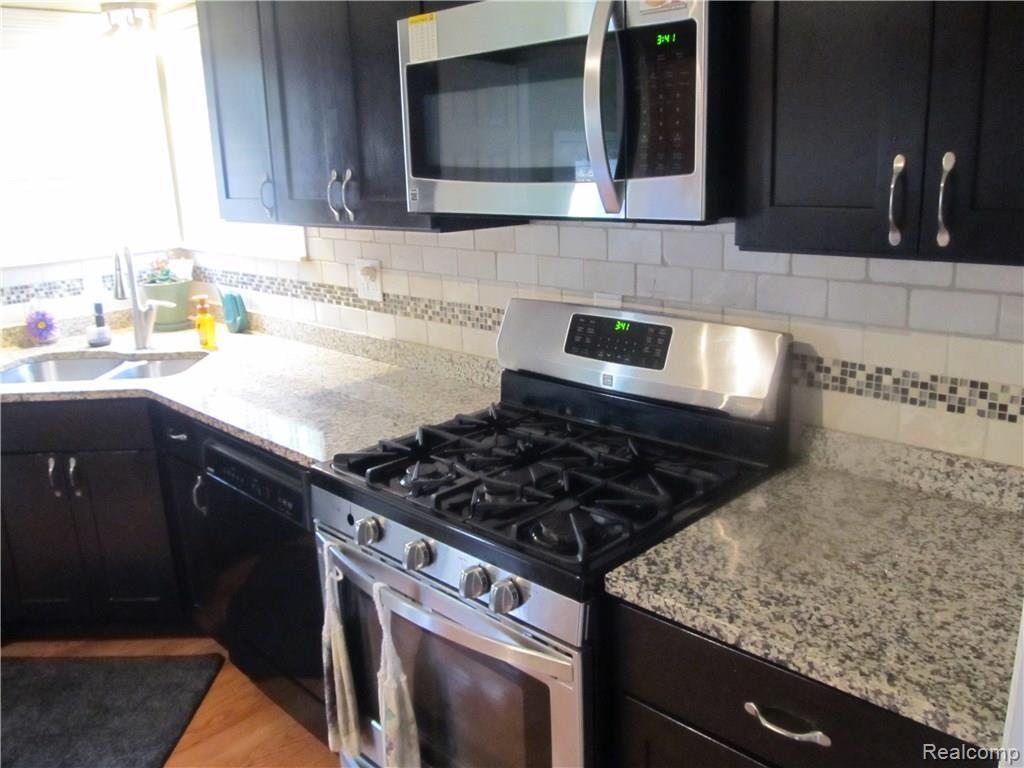 1680 Hampton Road Mount Clemens, MI 48043 - Photo 11 of 33 IMG_5988.JPG