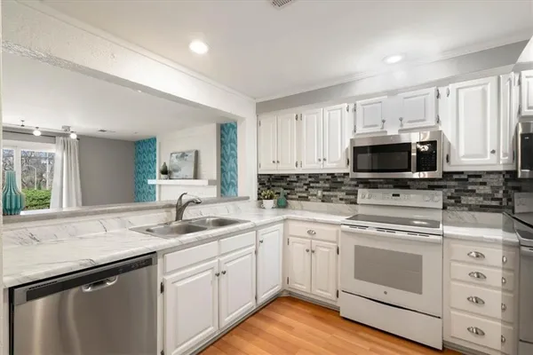 $205,000 | 10712 Glenwood Street, Unit B, Overland Park, KS 66211