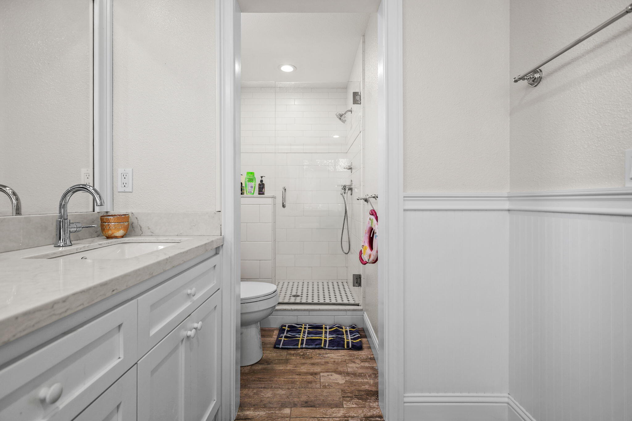2366 Templeton Drive Redding, CA 96002 - Photo 25 of 54 a bathroom with a sink and a mirror