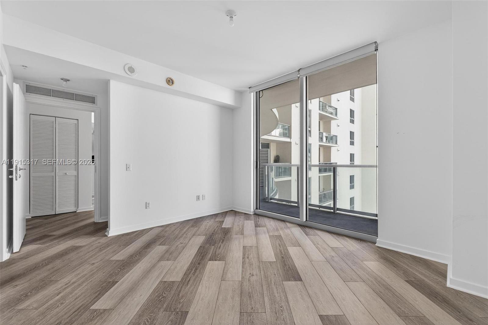 300 South Biscayne Boulevard, Unit T2407 Miami, FL 33131 - Photo 28 of 39 a view of empty room with wooden floor and fan