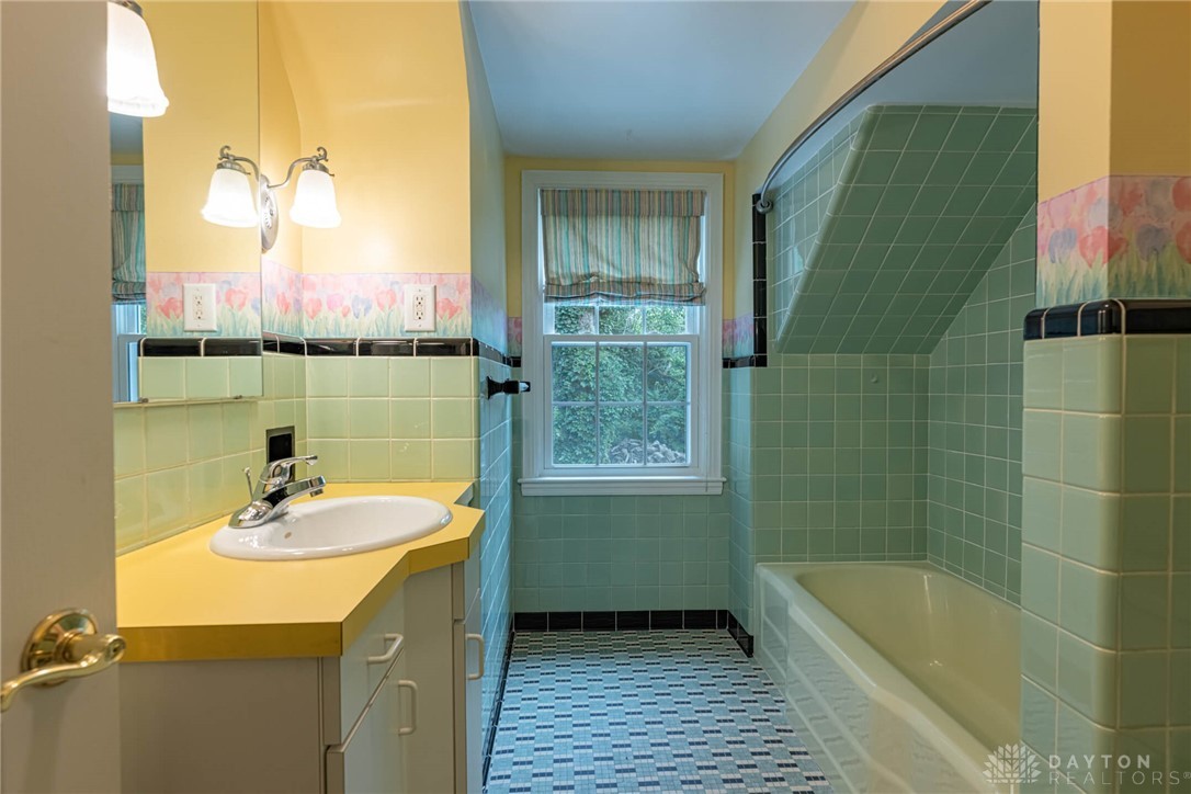 1919 Tait Circle Road Kettering, OH 45429 - Photo 44 of 69 2nd floor full bath.