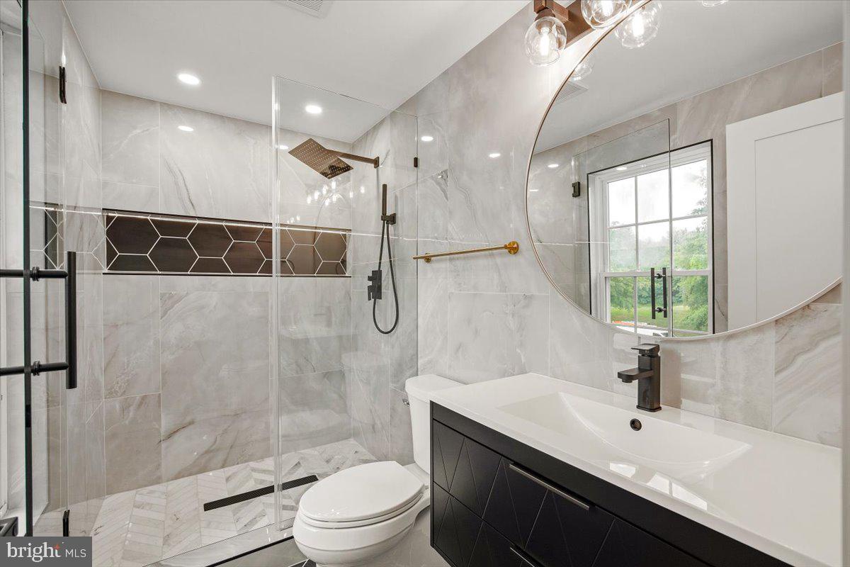 13000 Country Ridge Drive Germantown, MD 20874 - Photo 22 of 37 Upper level full bathroom 2