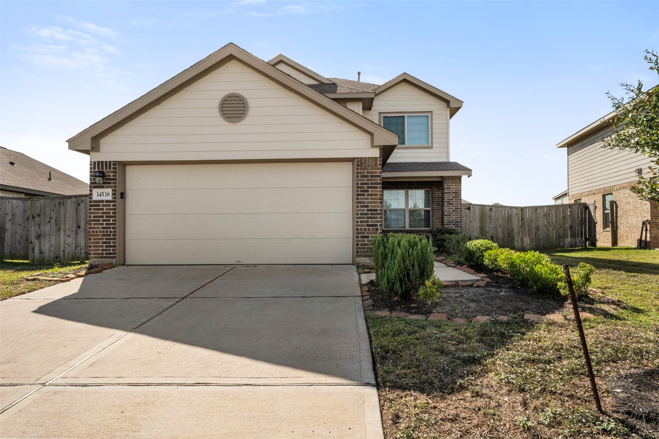 14538 Broadbury Pond Road Rosharon, TX 77583 - Photo 25 of 25 a front view of a house with garden