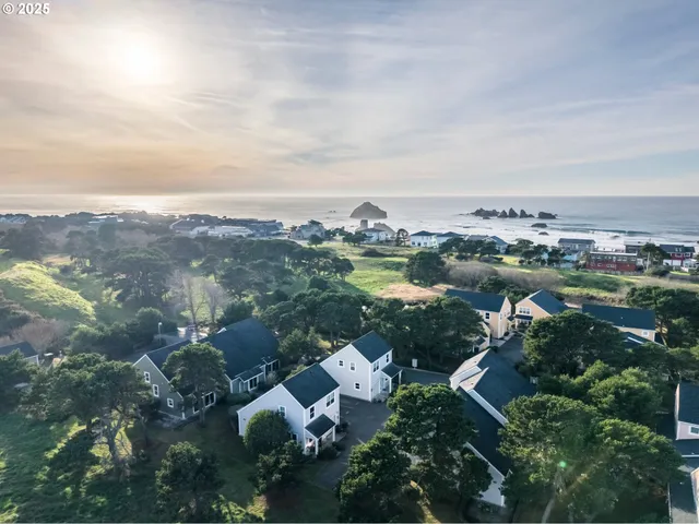 $399,000 | 1499 Ginkgo Court, Bandon, OR 97411