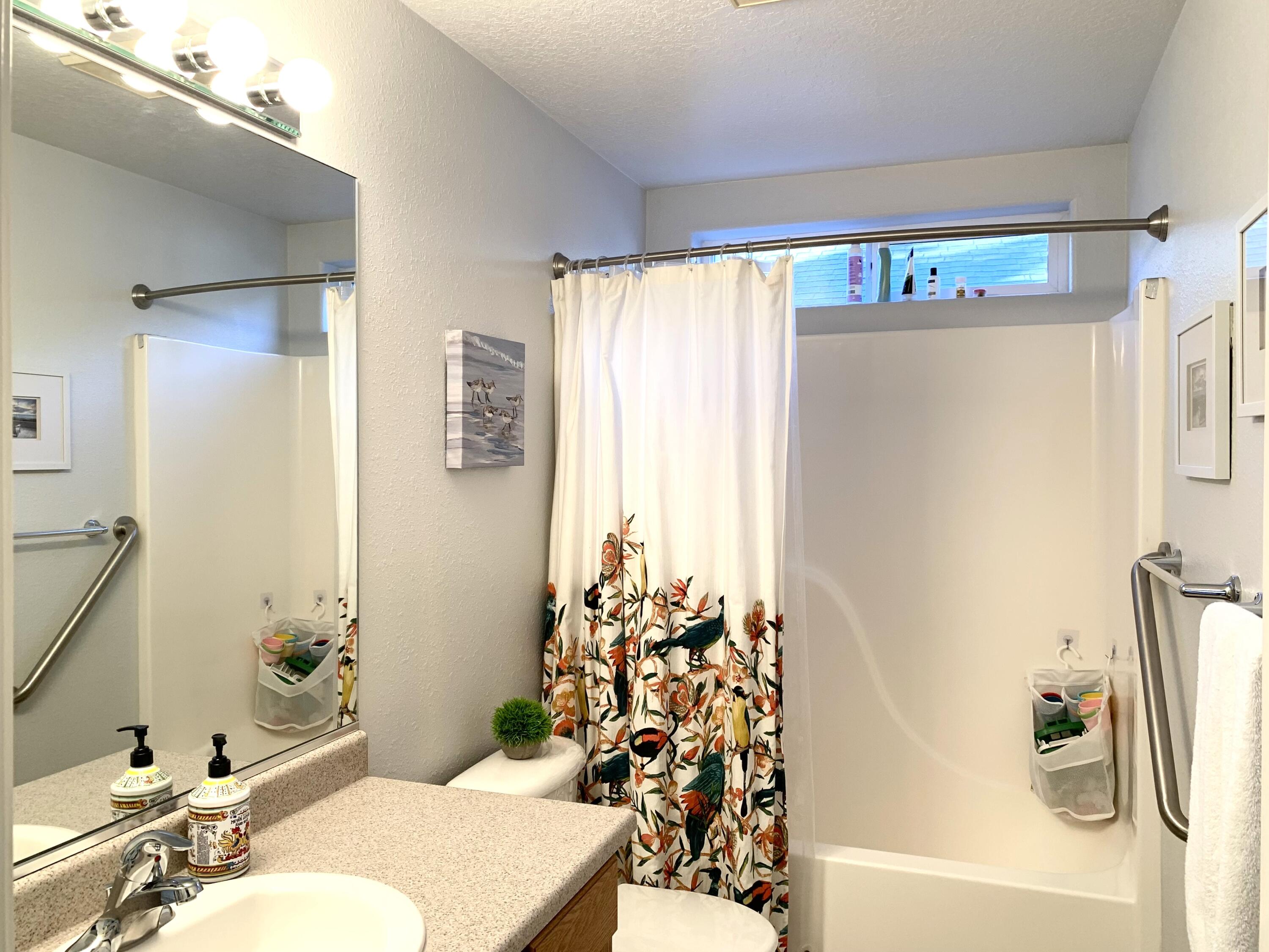 1237 Pheasant Way Central Point, OR 97502 - Photo 18 of 22 Guest Bath