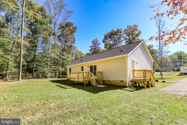 a view of a room with wooden floor and closet