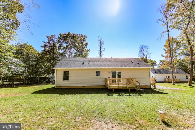 a view of a house with backyard