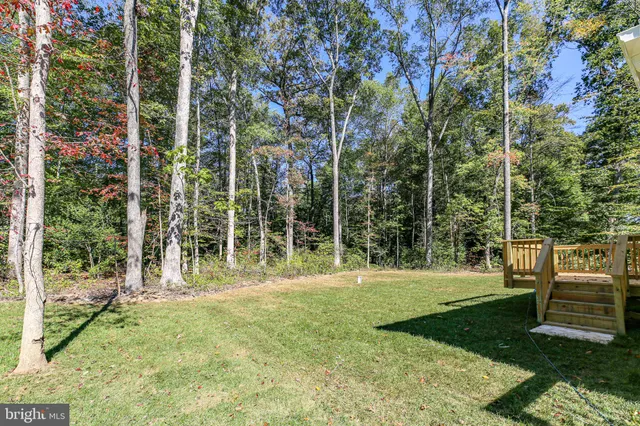 a view of a house with backyard