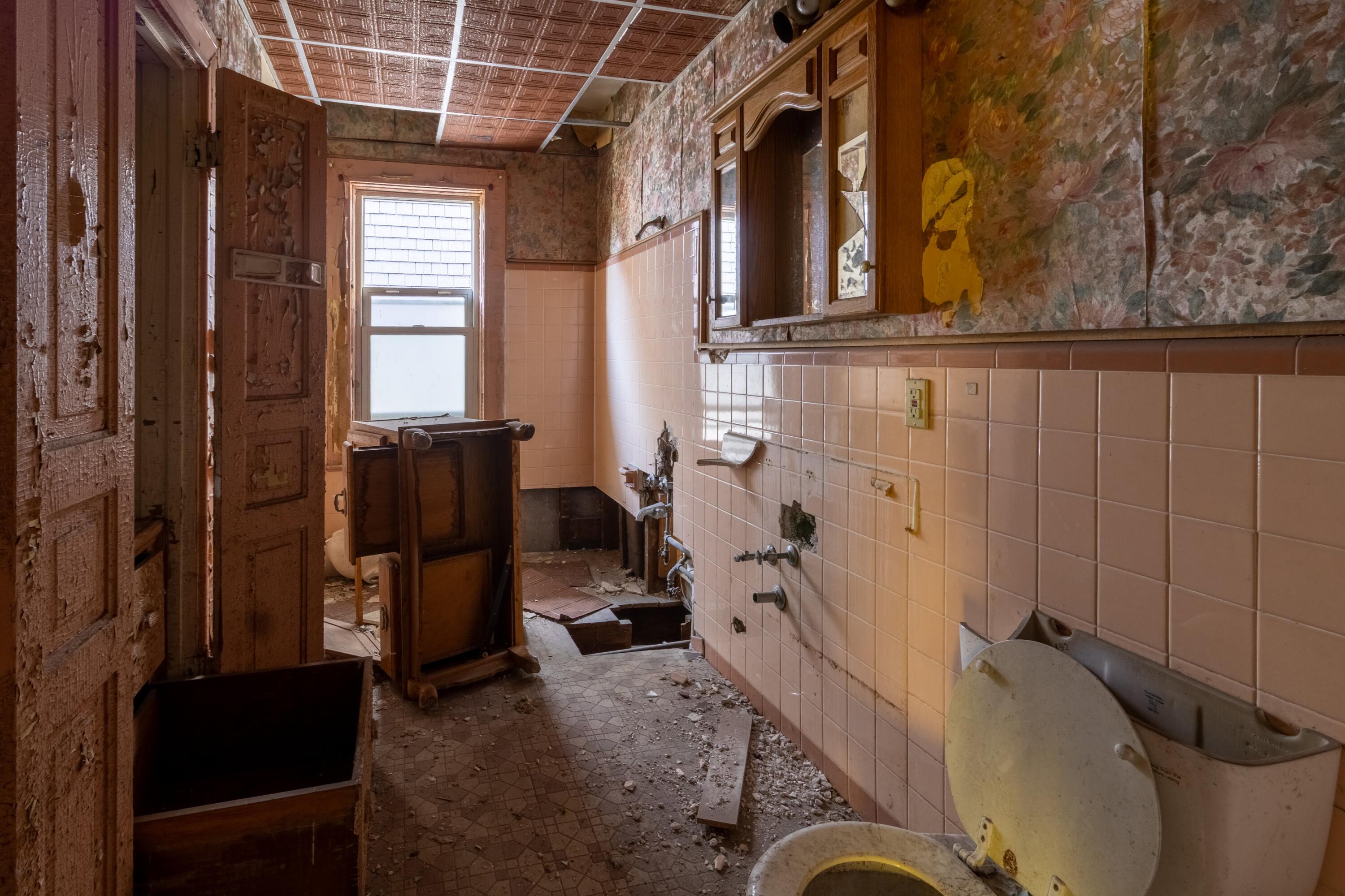 2825 West State Street Milwaukee, WI 53208 - Photo 16 of 32 Bathroom1