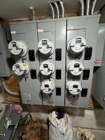 a view of entryway and kitchen