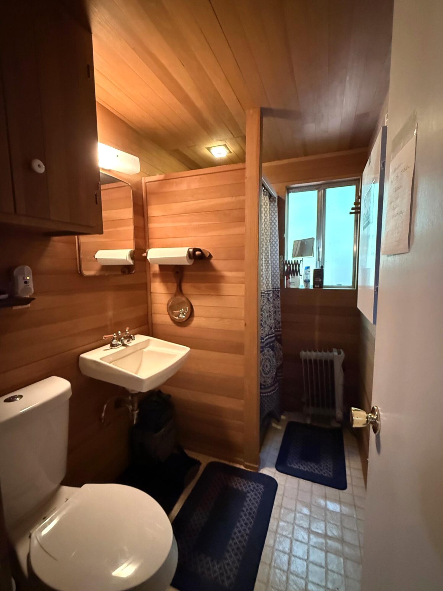 4 Fish Lake Ashland, OR 97520 - Photo 18 of 39 Bathroom 2