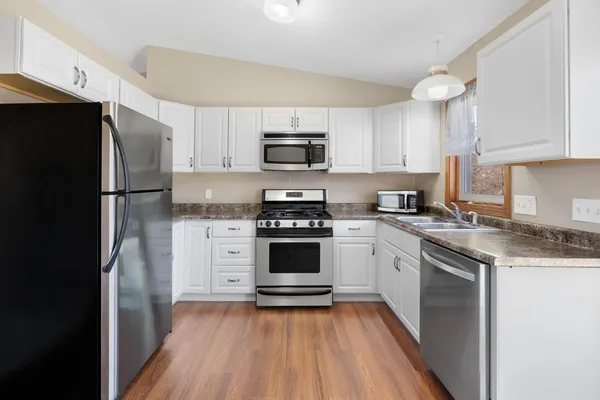 $375,000 | 2015 Heritage Drive, Shakopee, MN 55379