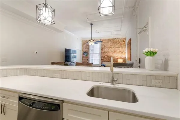 $2,600 | 633 Tchoupitoulas Street, Unit 6, New Orleans, LA 70130