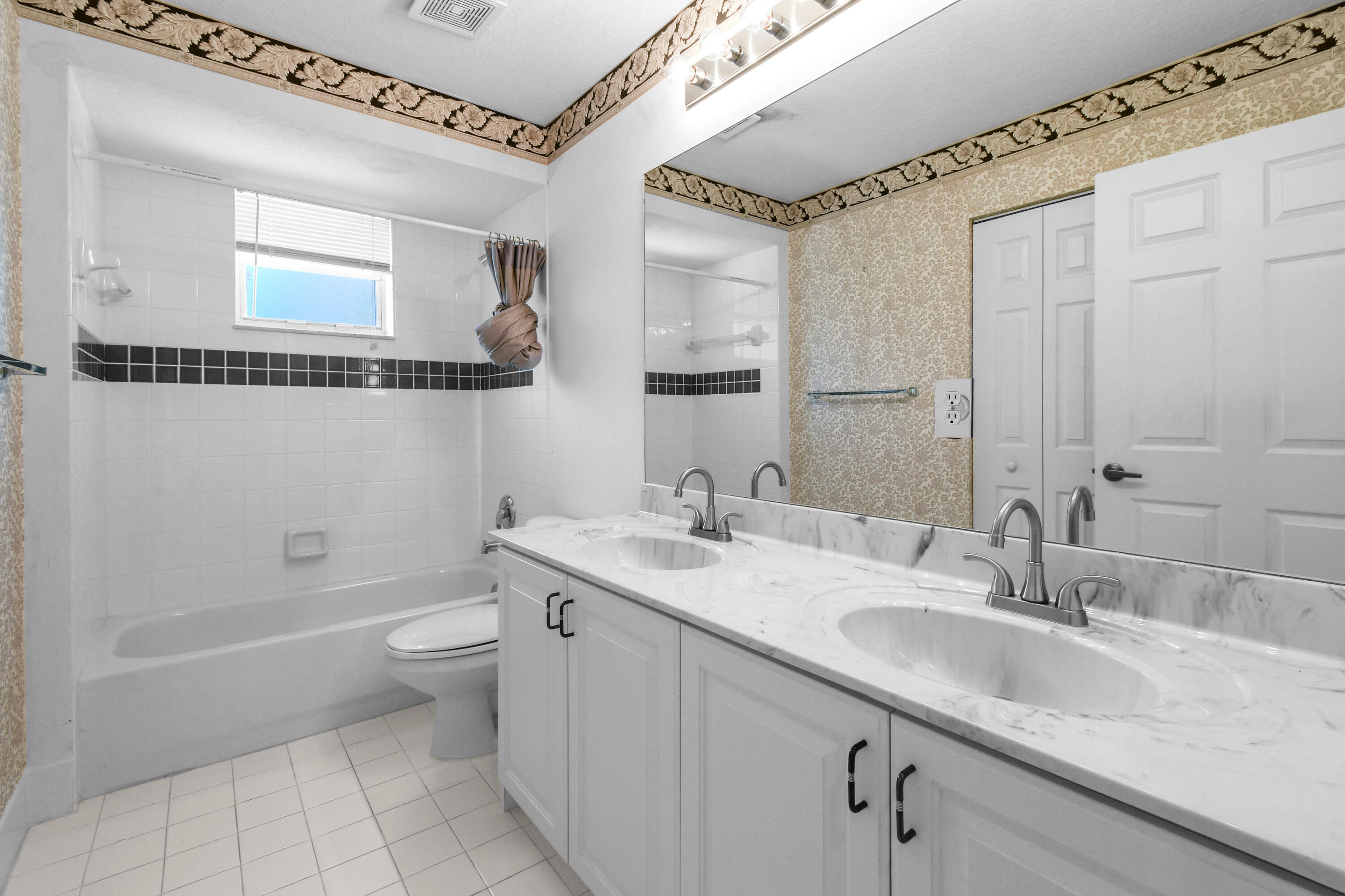 575 Scrubjay Lane Jupiter, FL 33458 - Photo 36 of 60 Upstairs Bathroom