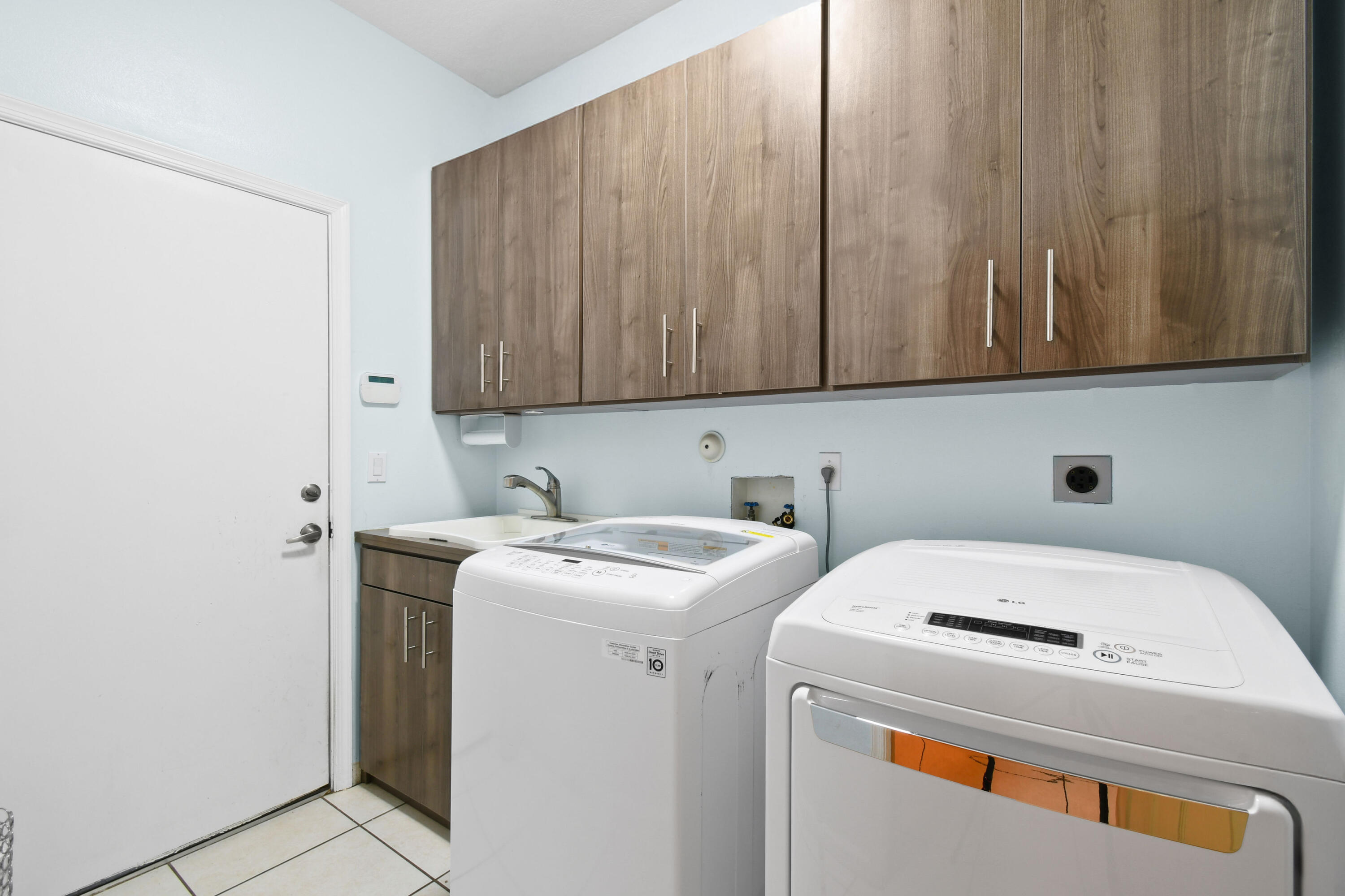 575 Scrubjay Lane Jupiter, FL 33458 - Photo 39 of 60 a utility room with dryer and washer