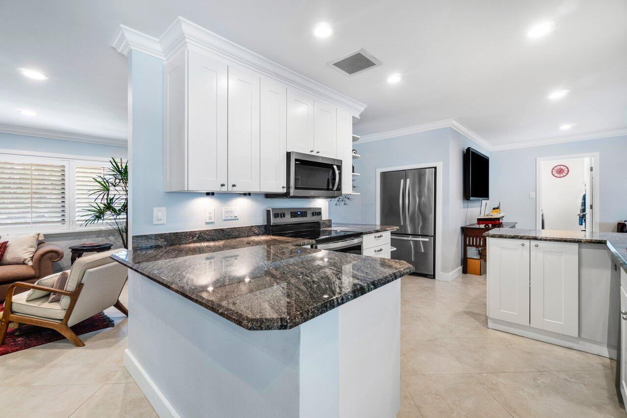 605 Northwest 10th Court Boca Raton, FL 33486 - Photo 6 of 30 Well-designed open kitchen