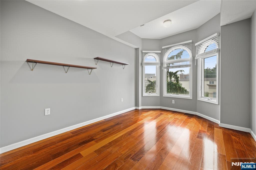 352 Gorge Road Cliffside Park, NJ 07010 - Photo 12 of 21 Gallery Image 12