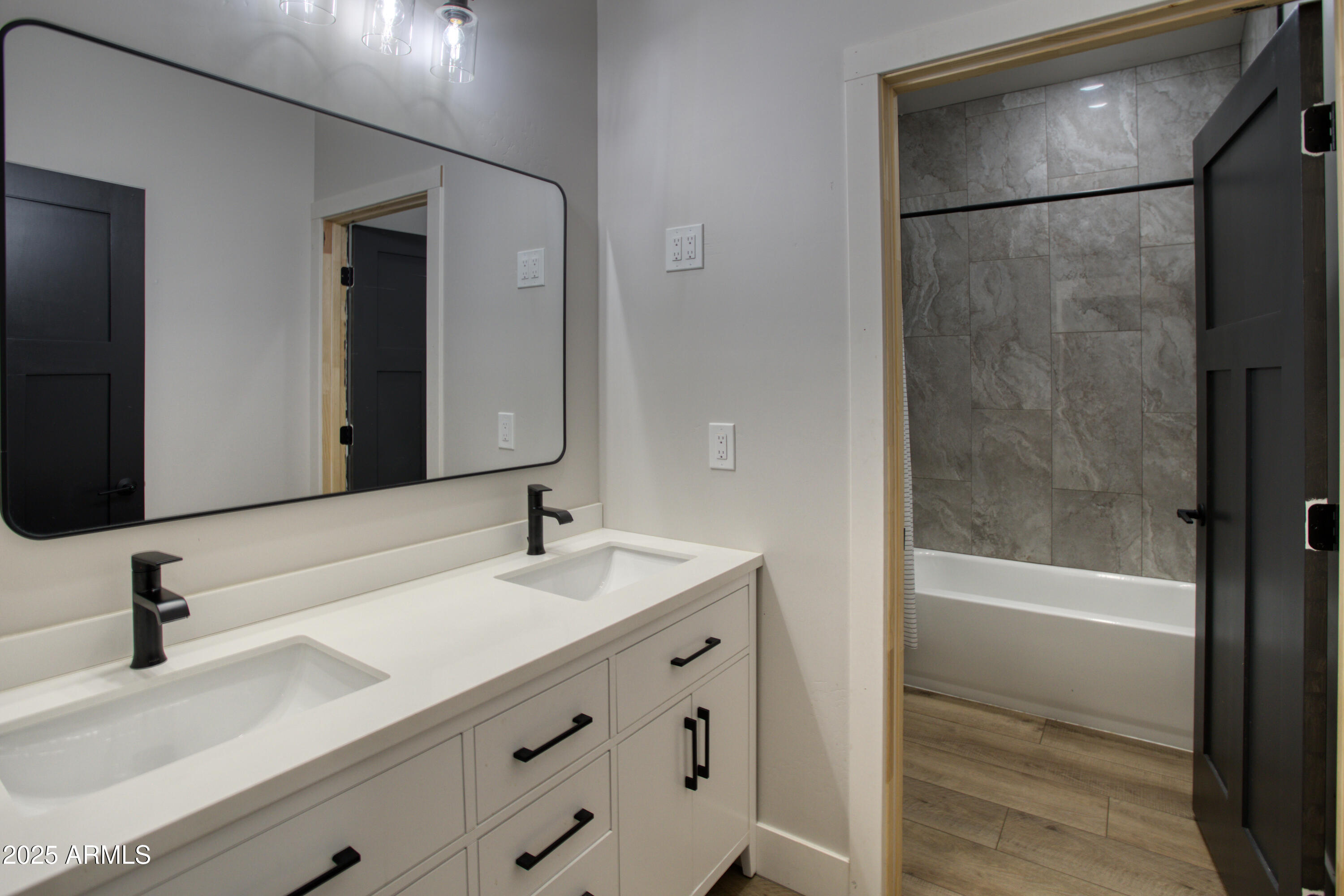 1850 Pinecone Heber, AZ 85928 - Photo 7 of 40 a bathroom with a bathtub and a sink