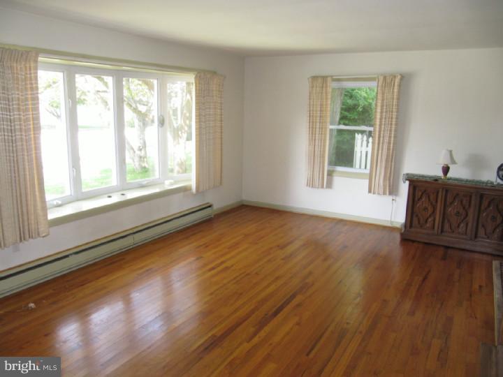 3004 Curtis Road Reading, PA 19608 - Photo 3 of 19 Living Room